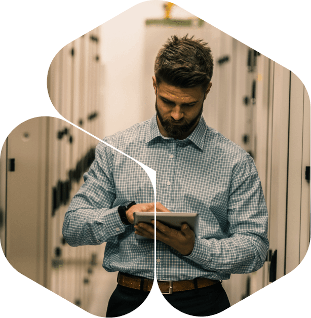 Un homme utilisant une tablette dans une installation de stockage