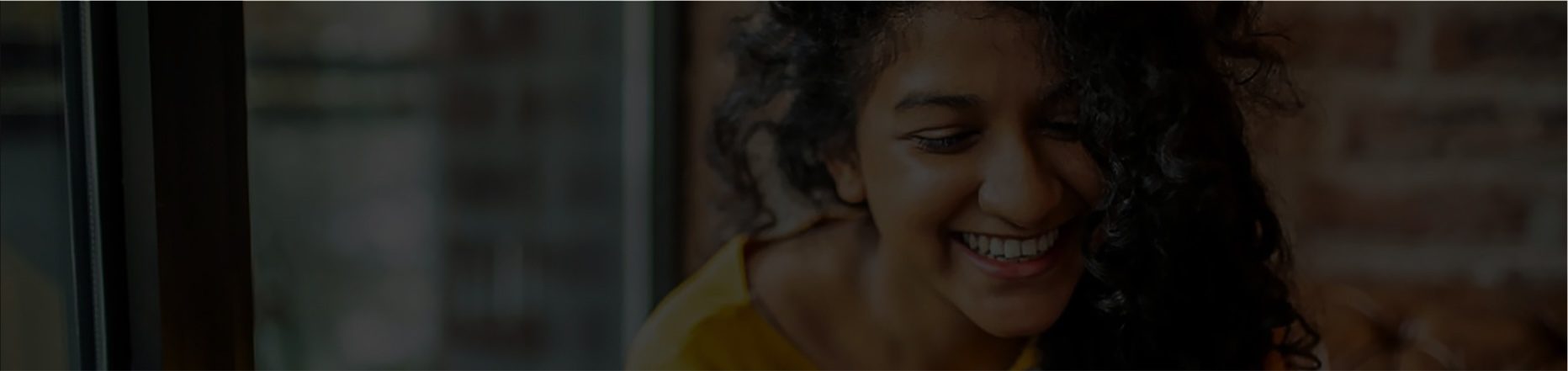Femme souriante profitant d’un moment agréable en extérieur