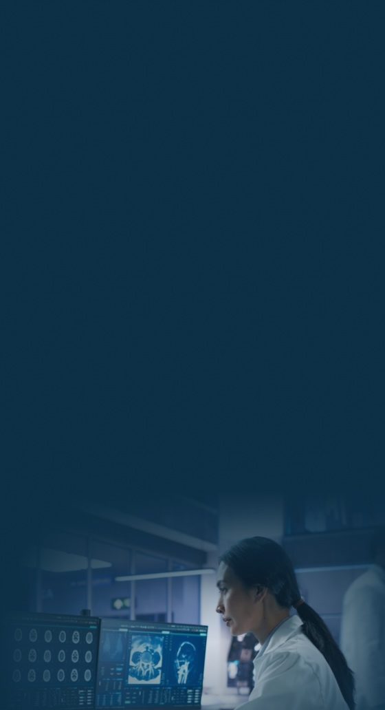 Professionnelle concentrée travaillant sur une interface numérique