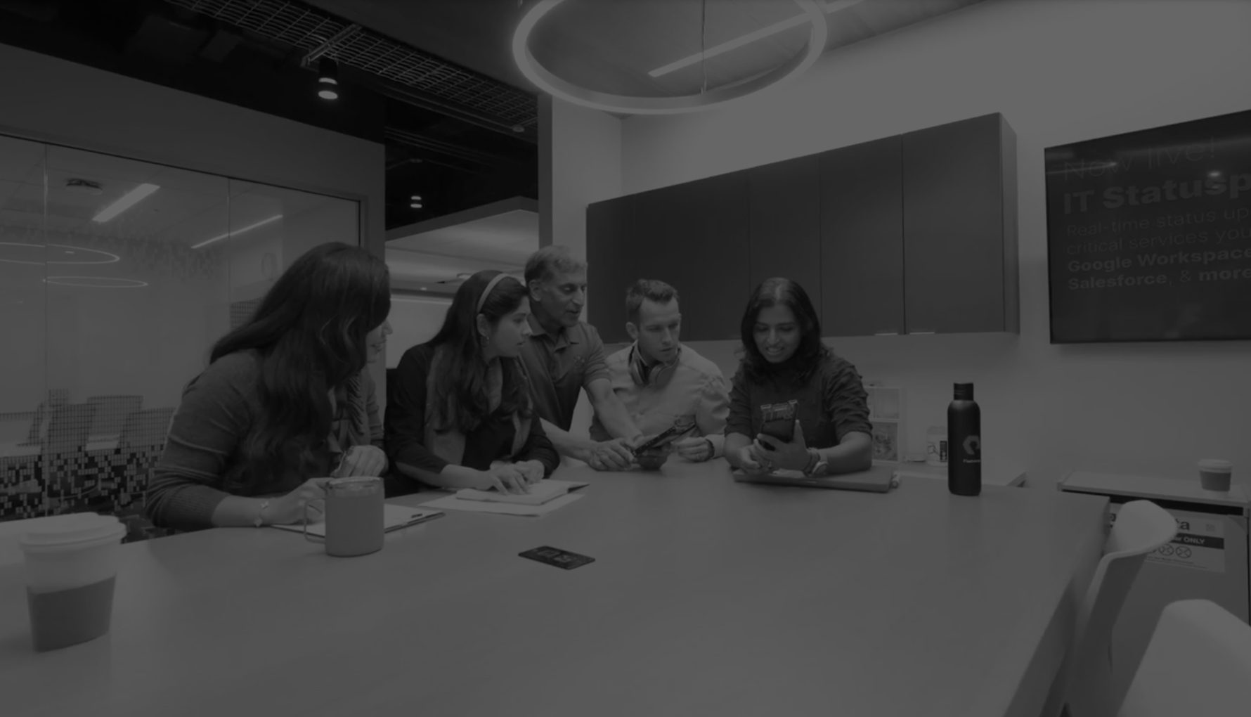 Riunione di un team collaborativo in uno spazio di lavoro moderno