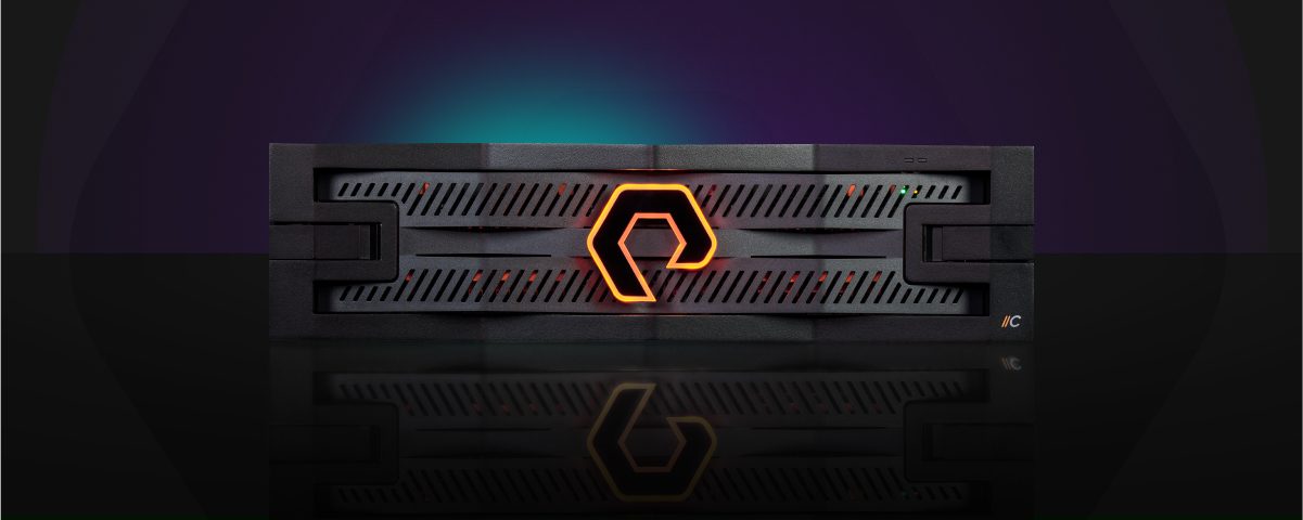 Schwarzes Storage-Array mit leuchtend orangefarbenem Pure Storage-Logo vor einem lilafarbenen Hintergrund mit Farbverlauf und reflektierenden Oberflächen.